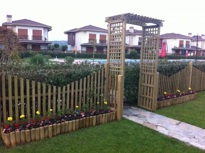 WOODEN FENCE MODEL TBT -2